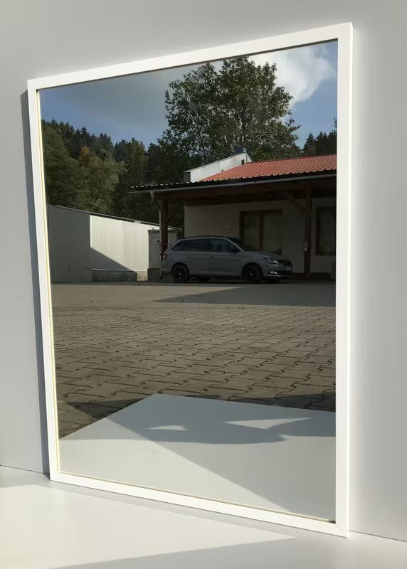Łazienkowe lustro z białą aluminiową ramą, odpowiednie pro do montażu pionowego i poziomego, 60 x 80 cm.