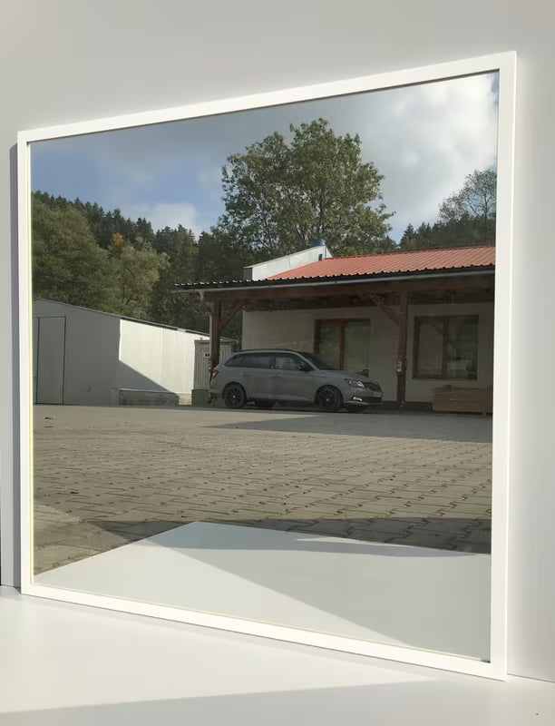 Łazienkowe lustro z białą aluminiową ramą, odpowiednie do montażu pionowego i poziomego, 80 x 80 cm.