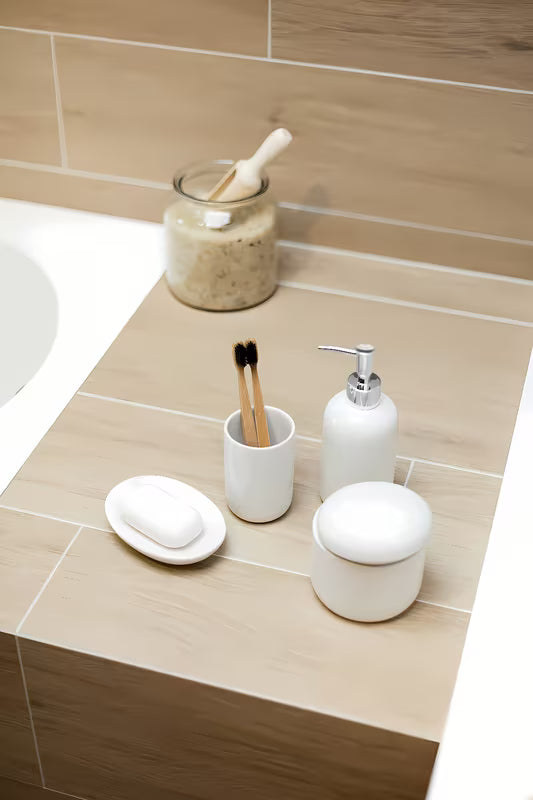 Biała ceramiczna mydelniczka Optima Daira o prostym, ponadczasowym wzornictwie.