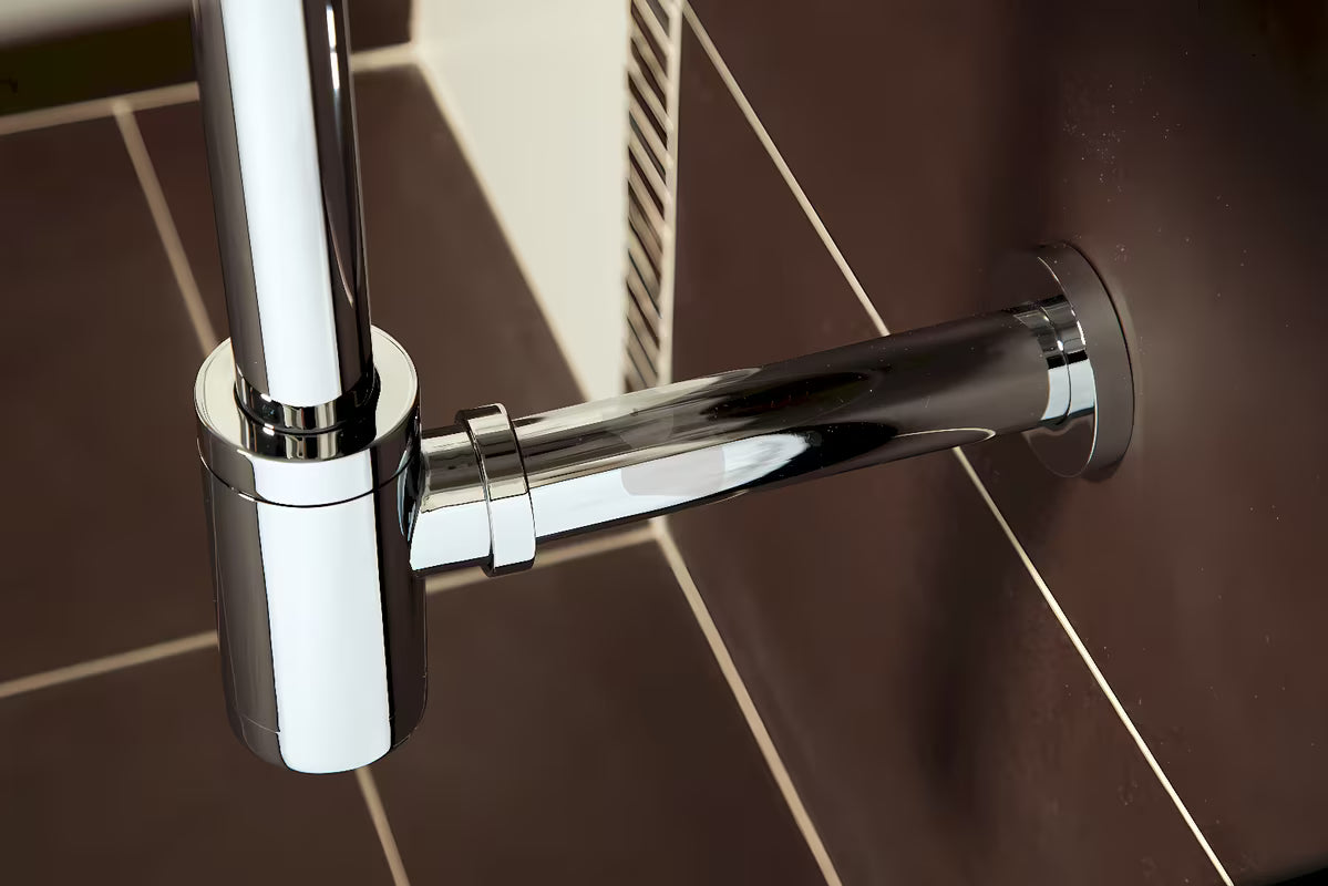 Chromowany designowy syfon umywalkowy Optima Chrome o średnicy 32 mm pro nowoczesnej łazienki.