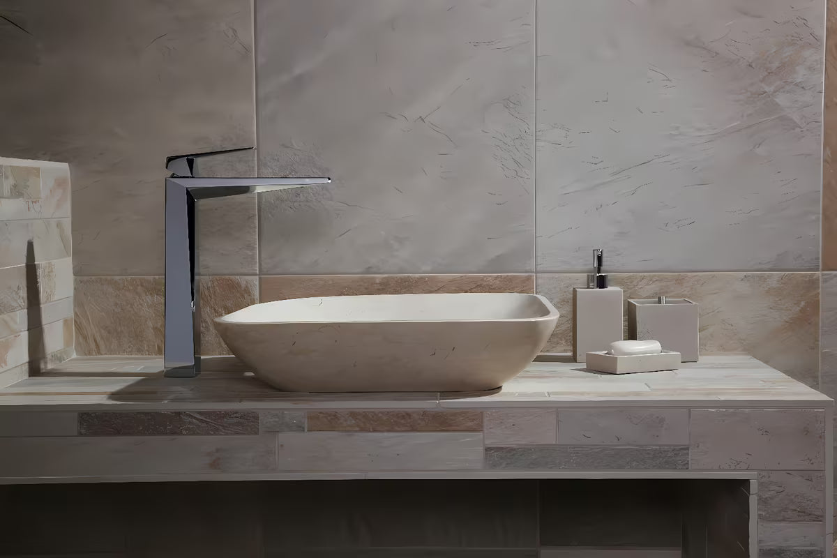 Wolnostojący mydelniczka Optima Supera z polyresinu w dekorze light-limestone