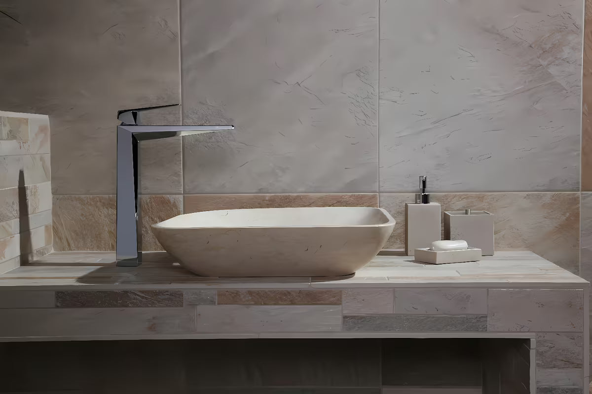 Wolnostojący dozownik mydła w płynie Optima Supera w kolorze light-limestone.