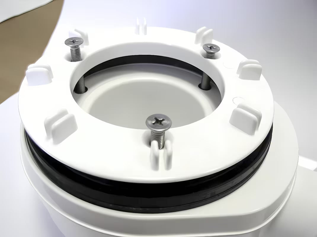 Biały niski syfon do brodzika Polysan z czyszczeniem od góry, pro otwór 90 mm i odpływ DN40