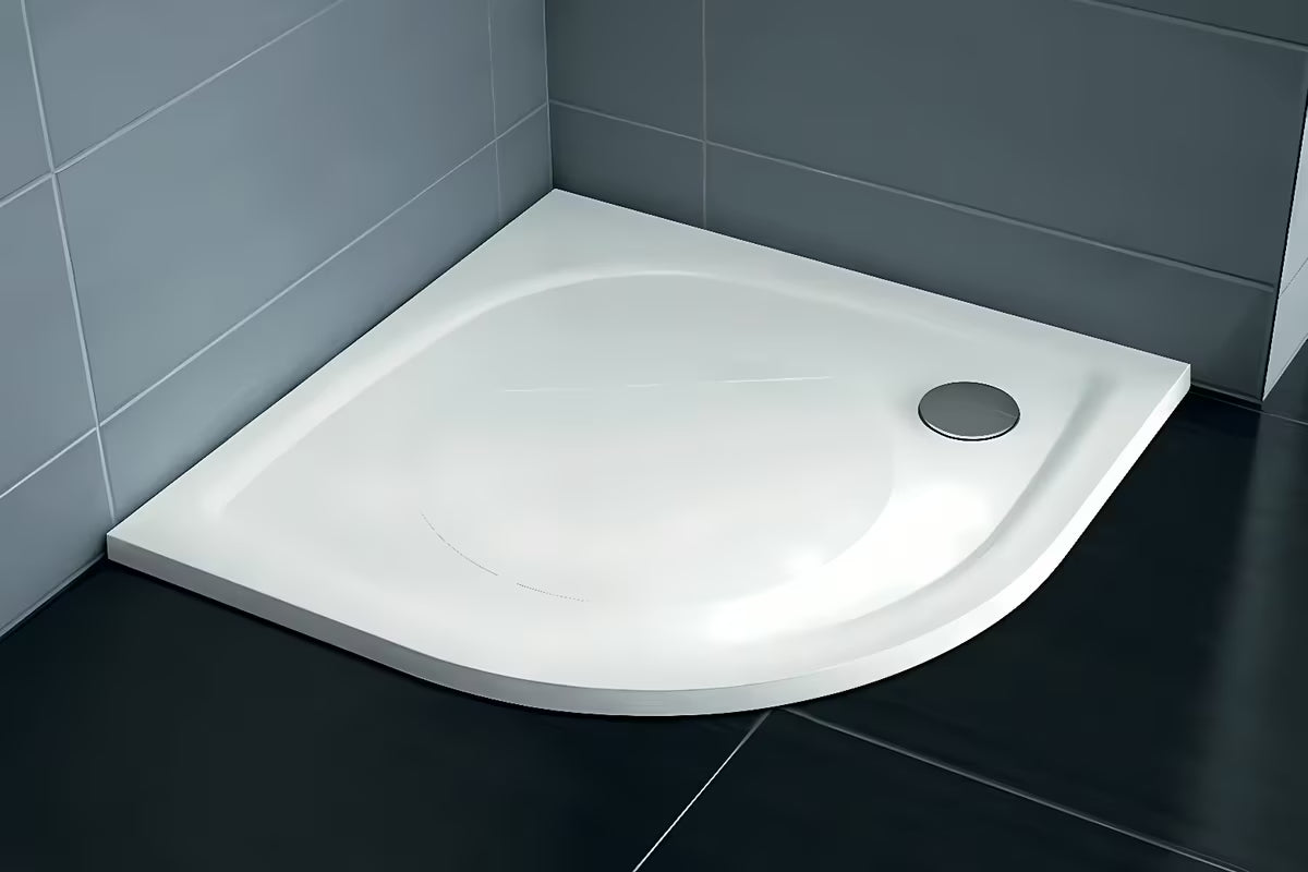 Biały półokrągły brodzik prysznicowy Ravak Elipso Pro 90x90 cm z lanego marmuru z powłoką antypoślizgową.