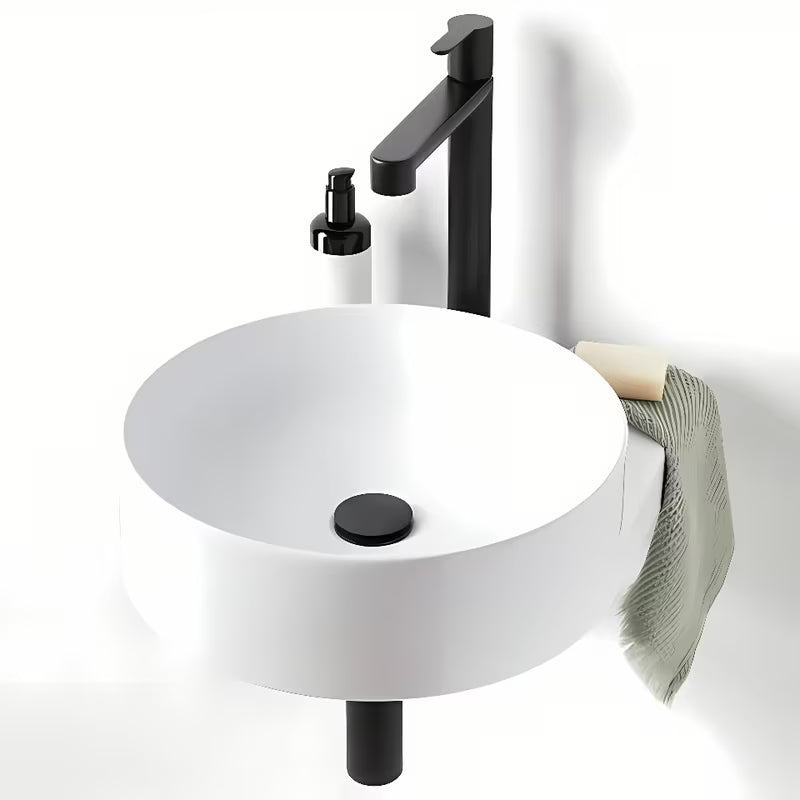 Biała ceramiczna umywalka wpuszczana w blat Ravak Yard z obniżoną półką odkładczą z tyłu