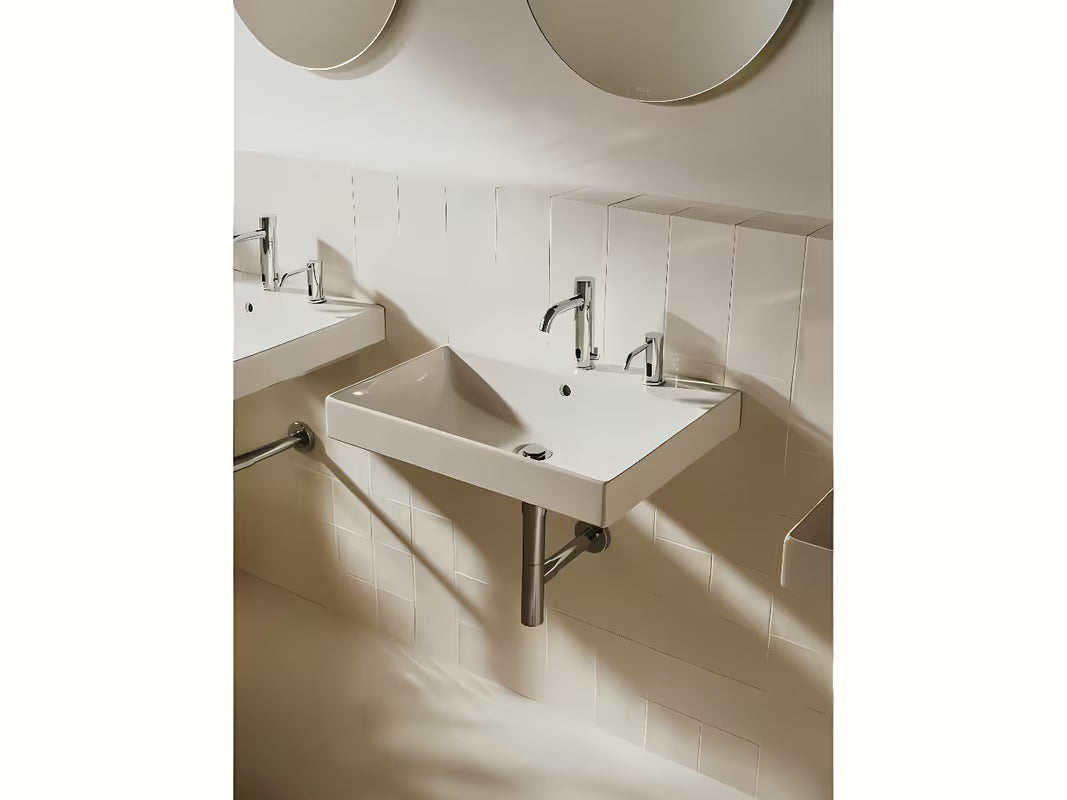 Biała umywalka wisząca Roca Ona 60x46 cm z ceramiki Fineceramic® z centralnym otworem na baterię pro i przelewem.