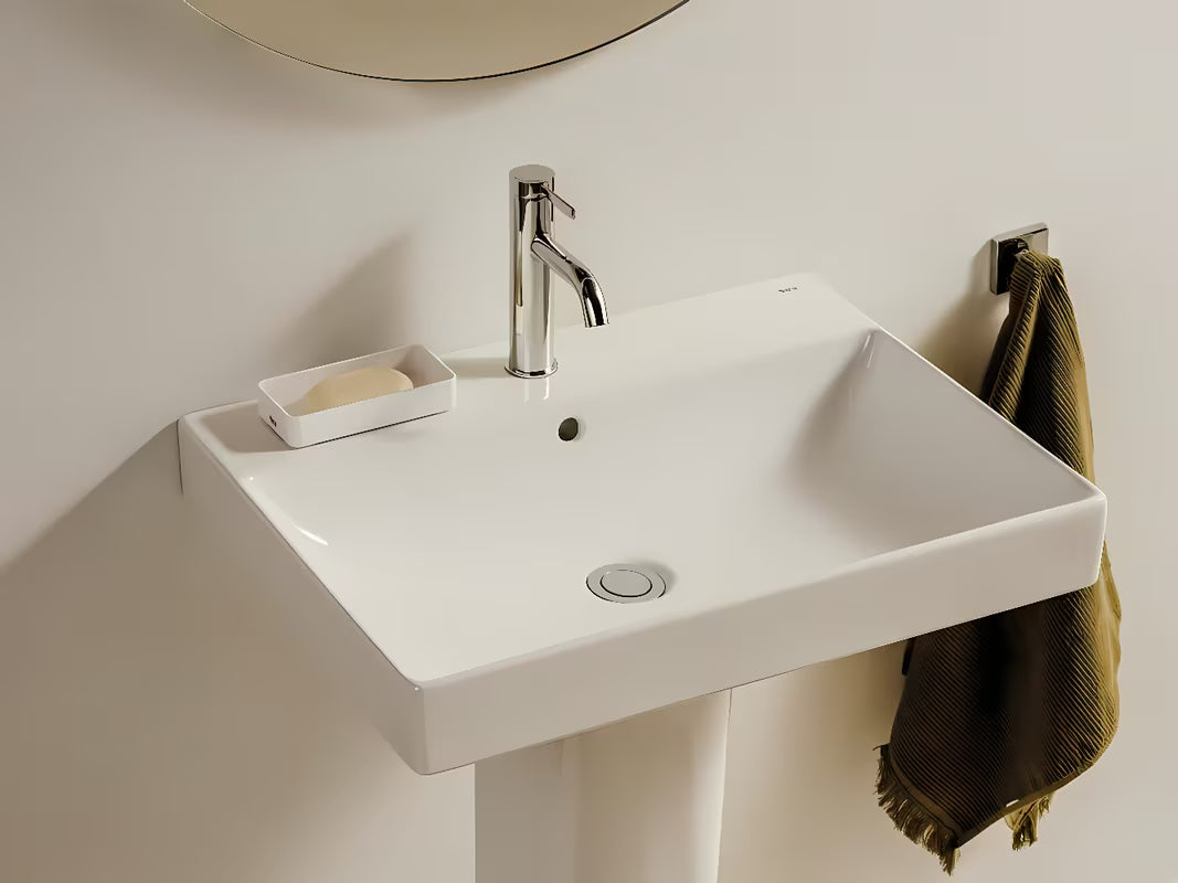 Biała umywalka wisząca Roca Ona 60x46 cm z ceramiki Fineceramic® z centralnym otworem na baterię pro i przelewem.