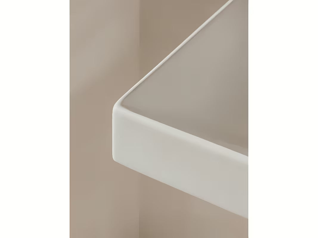 Biała umywalka wisząca Roca Ona 60x46 cm z ceramiki Fineceramic® z centralnym otworem na baterię pro i przelewem.