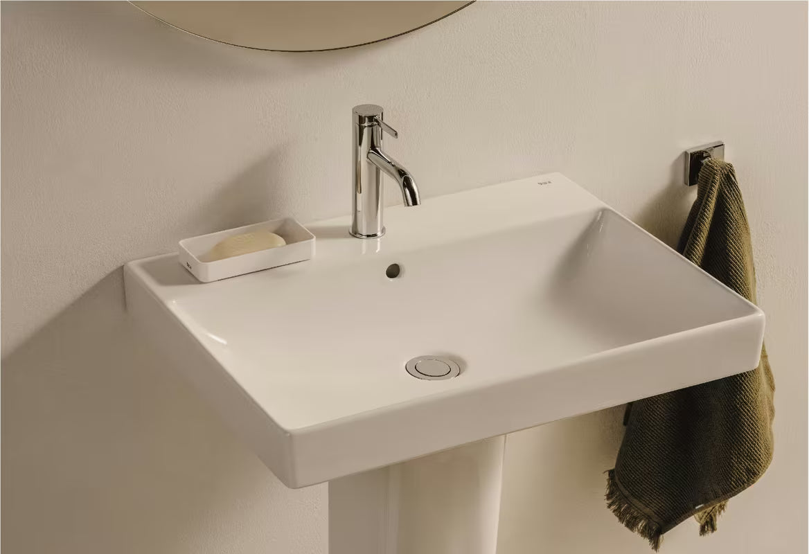 Biała umywalka wisząca Roca Ona 60x46 cm z ceramiki Fineceramic® z centralnym otworem na baterię pro i przelewem.