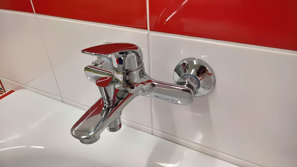 Jednouchwytowa ścienna bateria wannowa S-Line Pro w wykończeniu chrom z zaokrąglonym wzornictwem