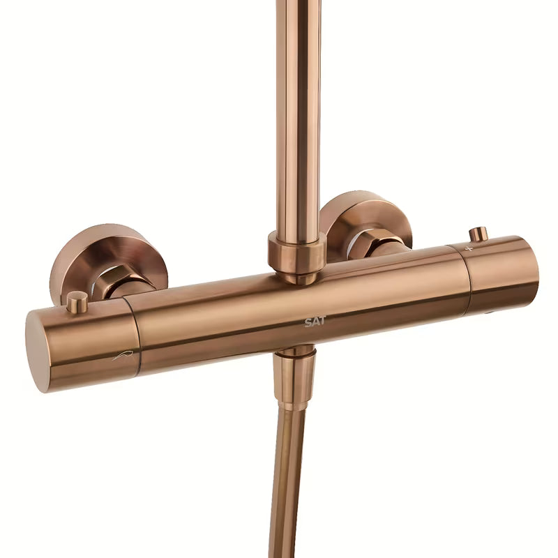 System prysznicowy SAT Aurum z baterią termostatyczną w wykończeniu rose gold brushed z deszczownicą i słuchawką prysznicową.
