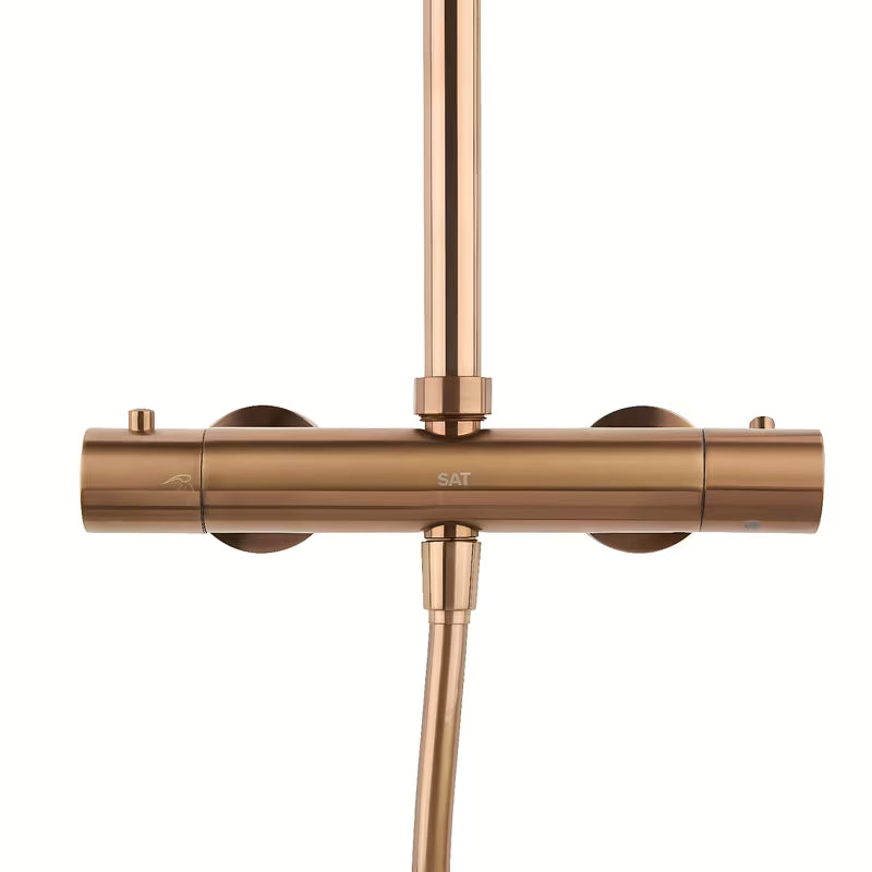 System prysznicowy SAT Aurum z baterią termostatyczną w wykończeniu rose gold brushed z deszczownicą i słuchawką prysznicową.