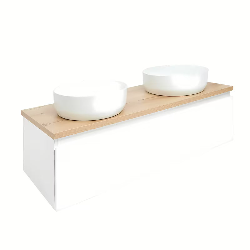 Wisząca szafka łazienkowa SAT B-Way w białym połysku z płytą maskującą w dekorze dębu i z dwiema umywalkami nablatowy .