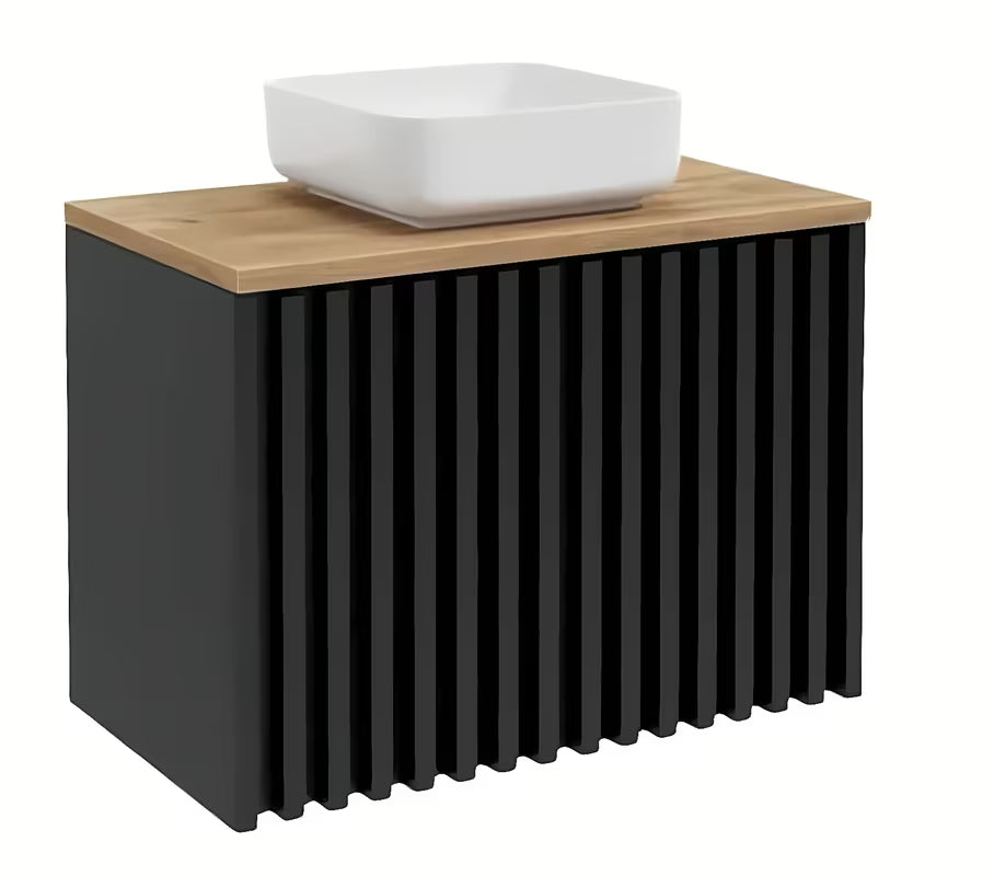 Wisząca szafka łazienkowa SAT Delano w kolorze czarny mat z dębowym blatem i pionowymi lamelami.