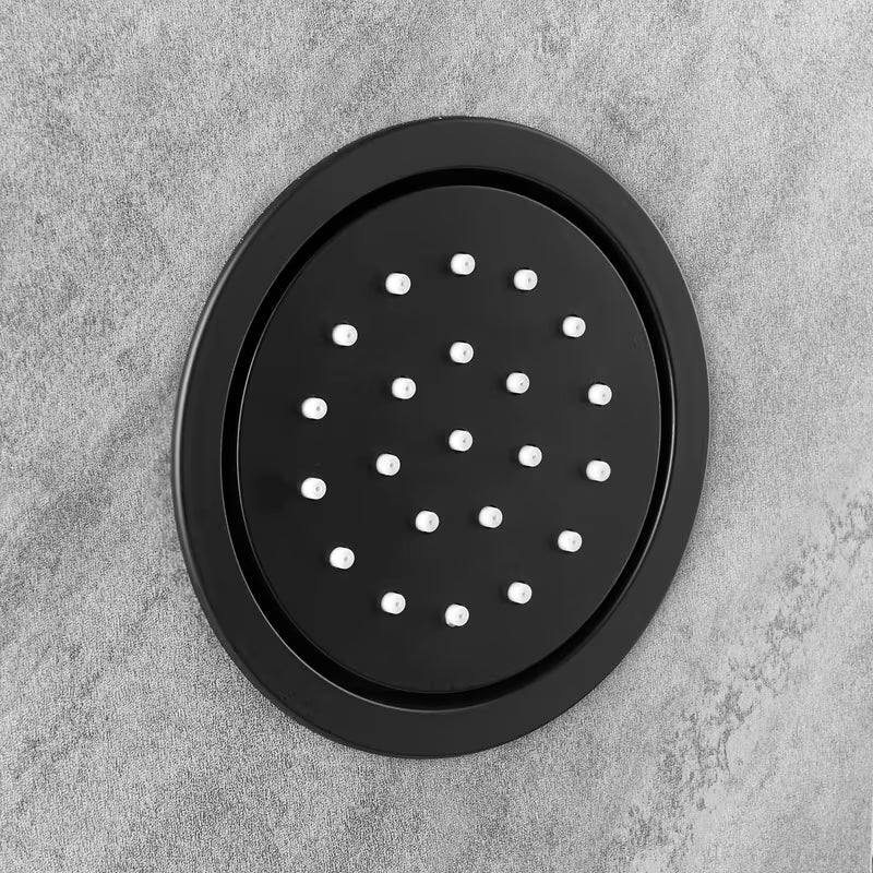 Hydromasażowy panel prysznicowy SAT Stoneshower w kolorze czarnym z dekorem kamienia, z deszczownicą i słuchawką prysznicową.