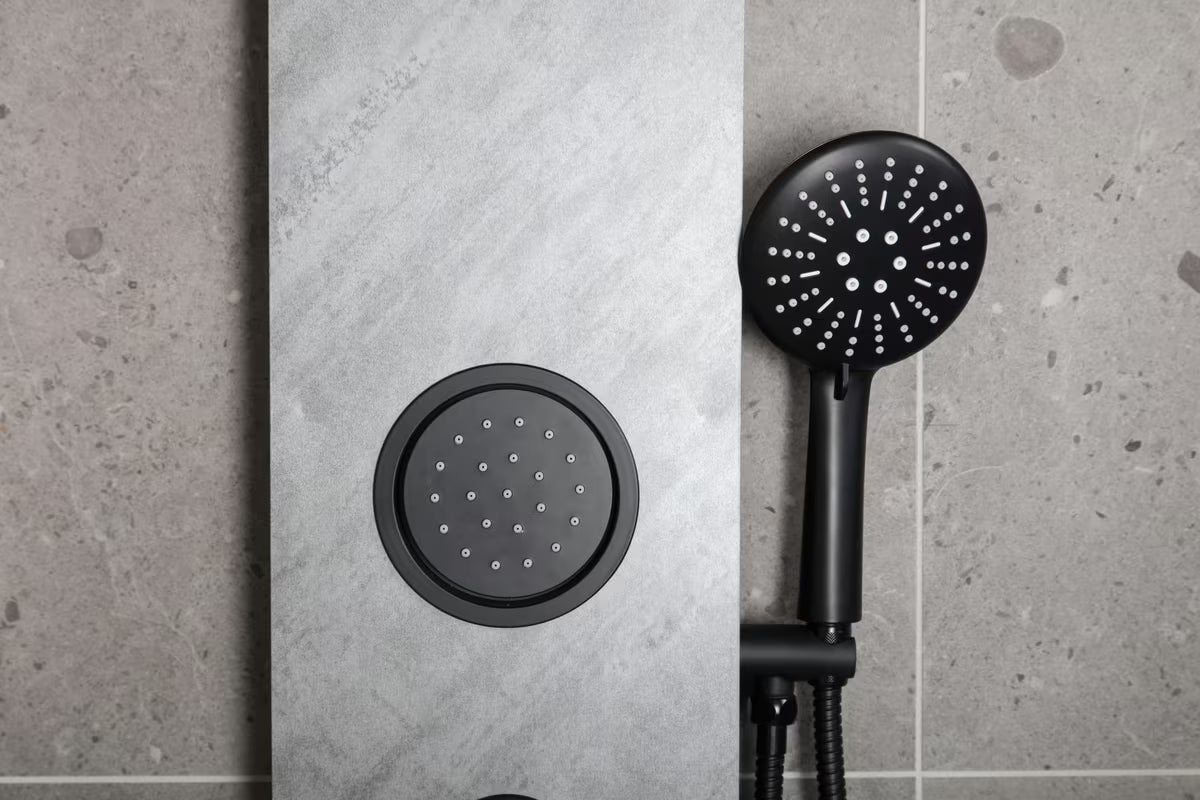 Hydromasażowy panel prysznicowy SAT Stoneshower w kolorze czarnym z dekorem kamienia, z deszczownicą i słuchawką prysznicową.