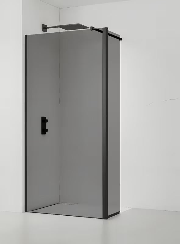 SAT Walk-in ścianka prysznicowa Walk‑in- 100 cm w kolorze czarnym z nieprzezroczystym szkłem w efekcie dymionym.