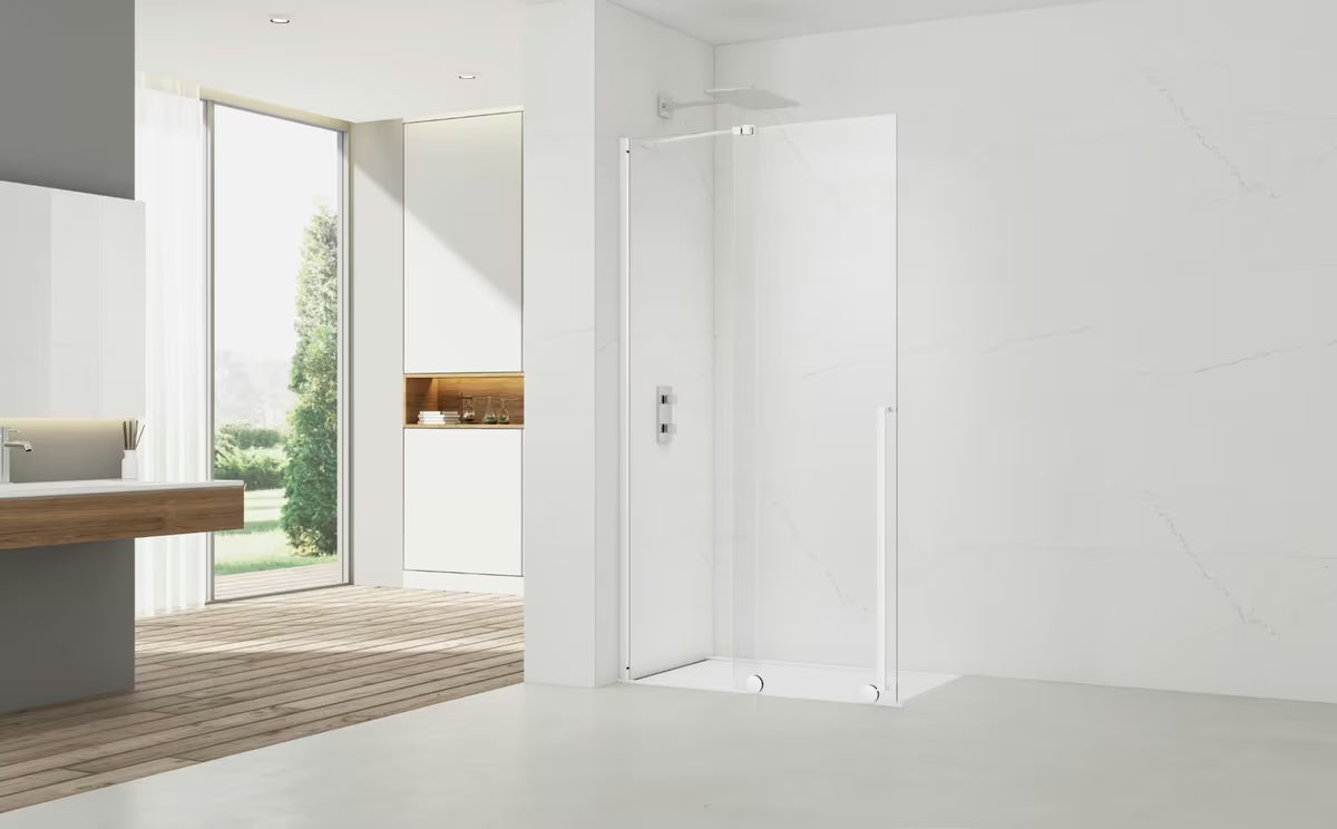 Walk-in ścianka prysznicowa SAT Xmotion 140 cm z białymi profilami i przezroczystym szkłem bez dekoru