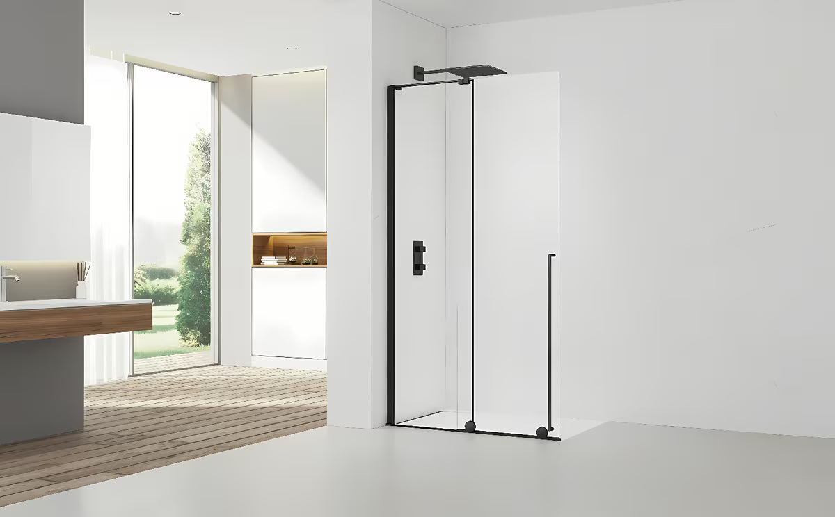 Czarna ścianka prysznicowa Walk‑in- SAT Walk-In Xmotion 100 cm ze szkłem transparentnym i systemem przesuwnym.