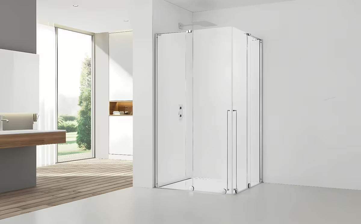 Kabina prysznicowa SAT Walk-In Xmotion 120x110 cm z drzwiami przesuwnymi, przezroczystym szkłem i połyskującym chromem.