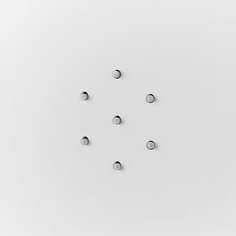 Biały panel prysznicowy SIKO Alushower z 4 funkcjami, w tym deszczownicą i słuchawką prysznicową prysznice, wodospadem oraz dyszami masującymi.