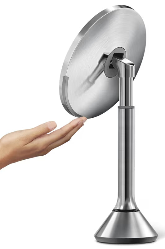 Lusterko kosmetyczne Simplehuman Dual Touch ze szczotkowanej stali nierdzewnej z oświetleniem LED Tru-lux i 5-krotnym powiększeniem.