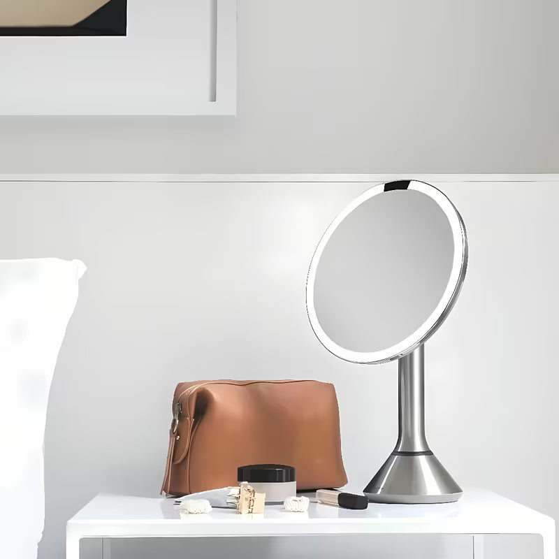 Lusterko kosmetyczne Simplehuman Dual Touch ze szczotkowanej stali nierdzewnej z oświetleniem LED Tru-lux i 5-krotnym powiększeniem.