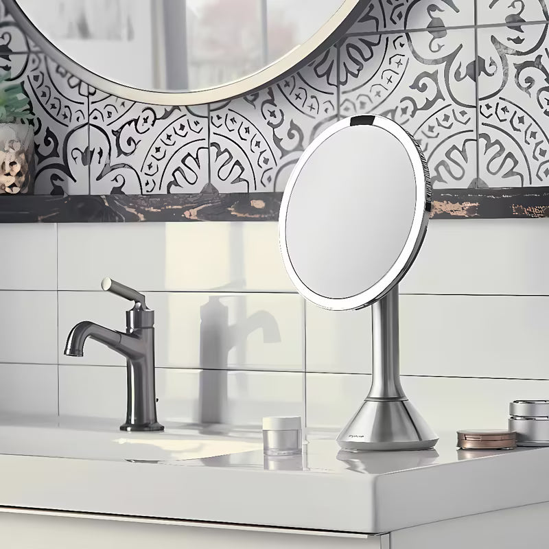 Lusterko kosmetyczne Simplehuman Dual Touch ze szczotkowanej stali nierdzewnej z oświetleniem LED Tru-lux i 5-krotnym powiększeniem.