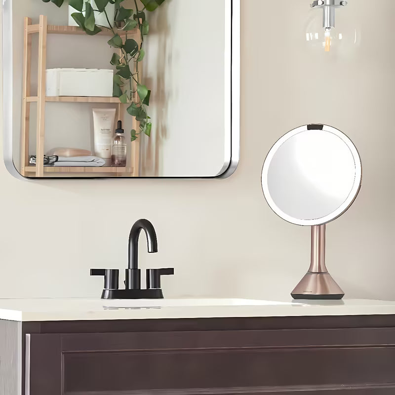 Lusterko kosmetyczne Simplehuman Dual Touch w kolorze rose gold z oświetleniem LED Tru-lux i dotykową regulacją jasności.