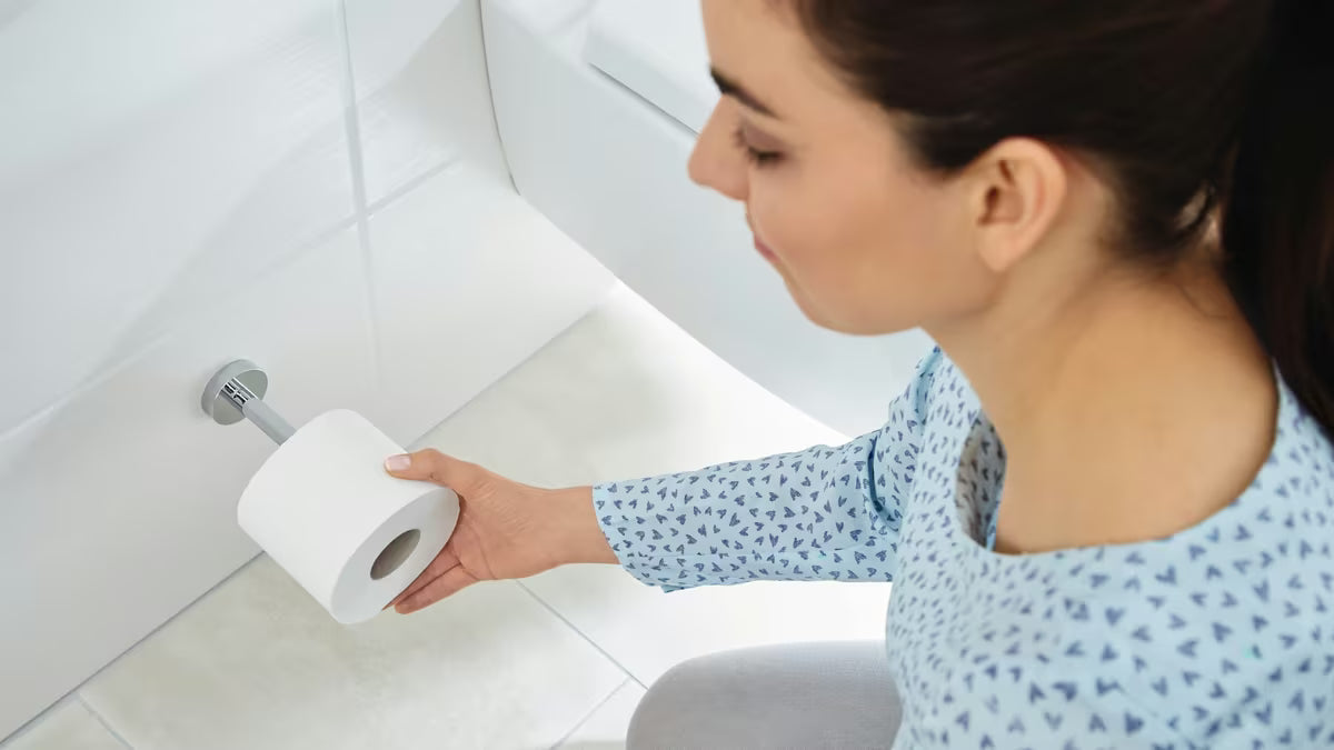 Chromowany uchwyt na papier toaletowy Tesa Smooz o okrągłym, ponadczasowym wzornictwie pro do łazienki.