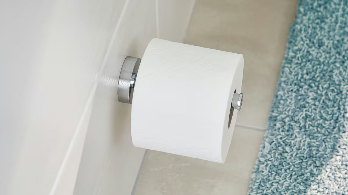 Chromowany uchwyt na papier toaletowy Tesa Smooz o okrągłym, ponadczasowym wzornictwie pro do łazienki.