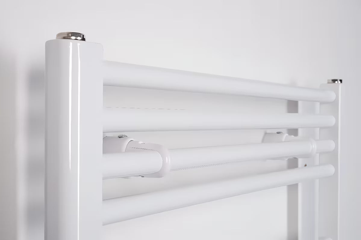 Biały kombinowany rurowy grzejnik łazienkowy Thermal Trend KD 60x132 cm, odpowiedni do łazienki