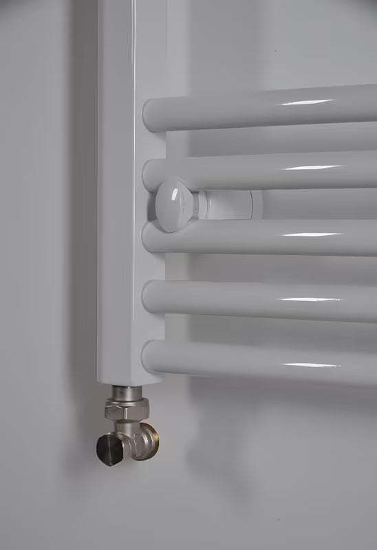 Biały kombinowany rurowy grzejnik łazienkowy Thermal Trend KDO o wymiarach 75x185 cm, odpowiedni do łazienki.