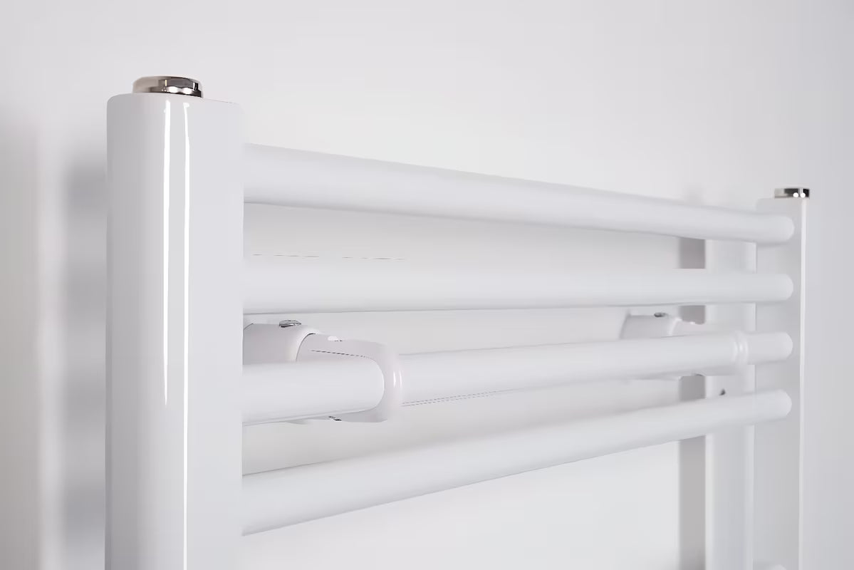 Biały prosty grzejnik rurowy elektryczny grzejnik łazienkowy Thermal Trend KE 450x1320 mm z grzałką 400 W
