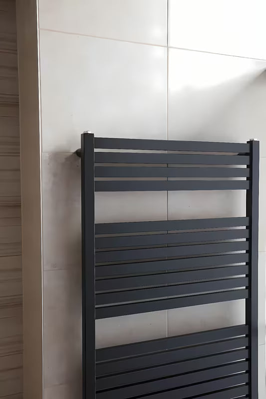 Czarny kombinowany grzejnik łazienkowy Thermal Trend KH 133x45 cm odpowiedni pro do ogrzewania wodnego i wodno-elektrycznego.