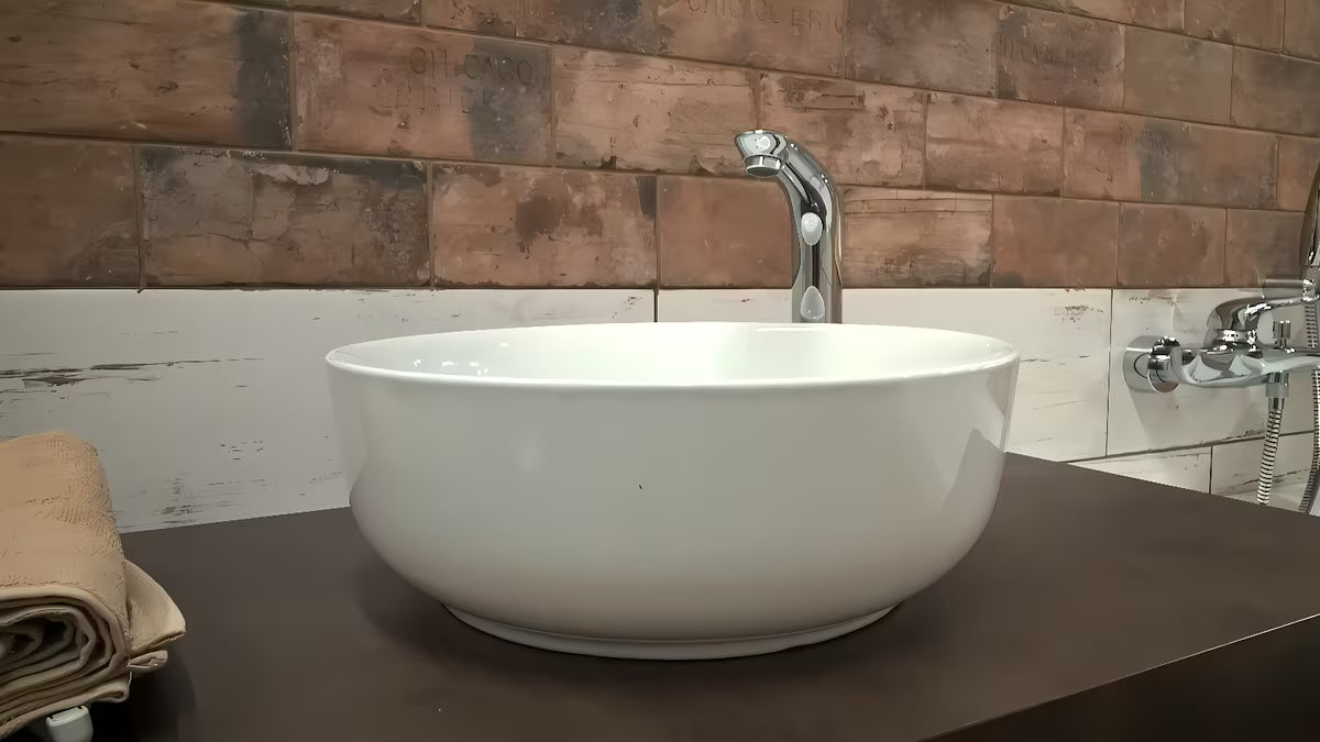 Biała umywalka nablatowa SIKO Triomini Slim z cienkościennej ceramiki 38,5x38,5 cm bez przelewu