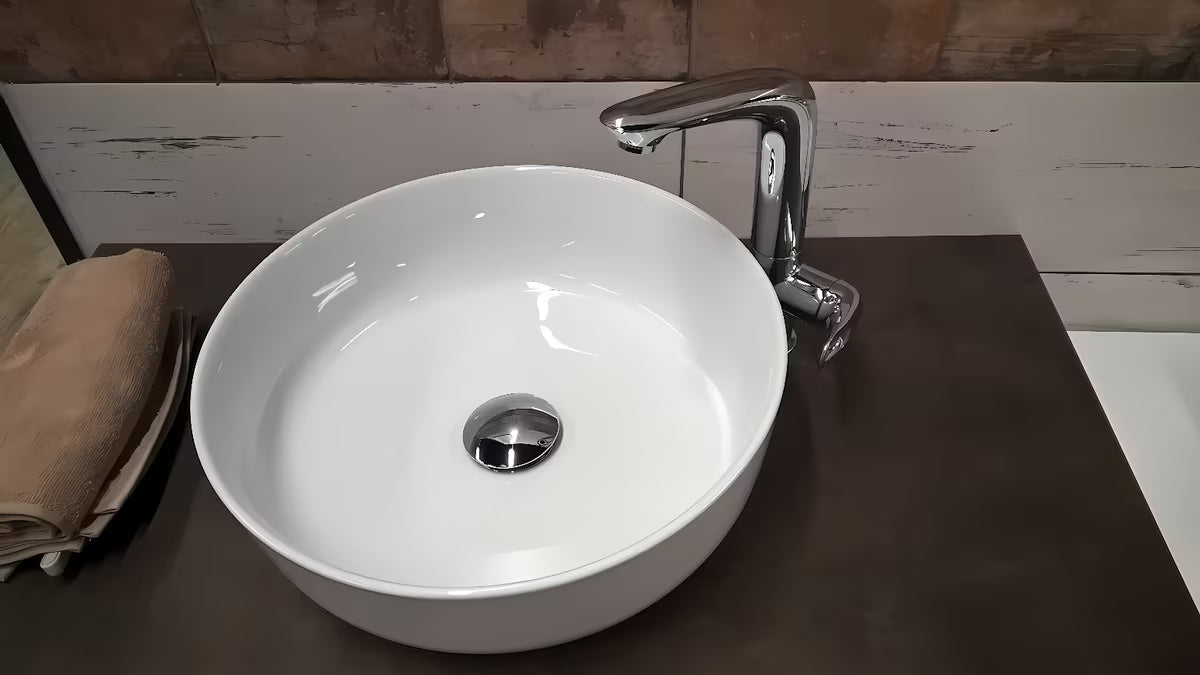 Biała umywalka nablatowa SIKO Triomini Slim z cienkościennej ceramiki 38,5x38,5 cm bez przelewu