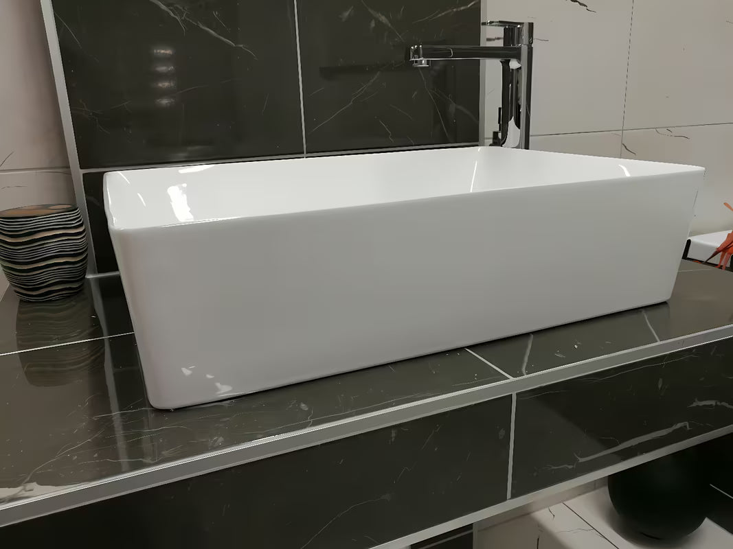Biała kwadratowa umywalka nablatowa Triomini Slim z cienkościennej ceramiki, 55 x 39 cm