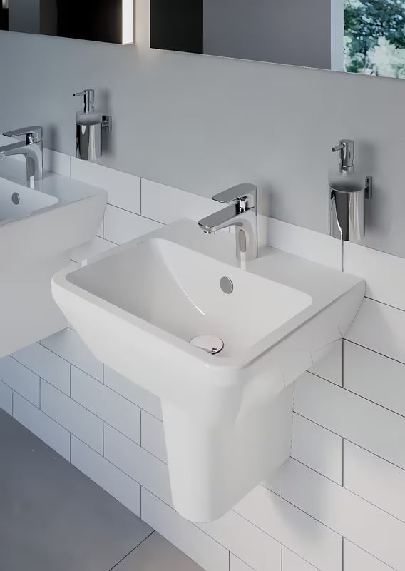 Umywalka wisząca Vitra Integra 50x43 cm z otworem na baterię pośrodku w kolorze białym.