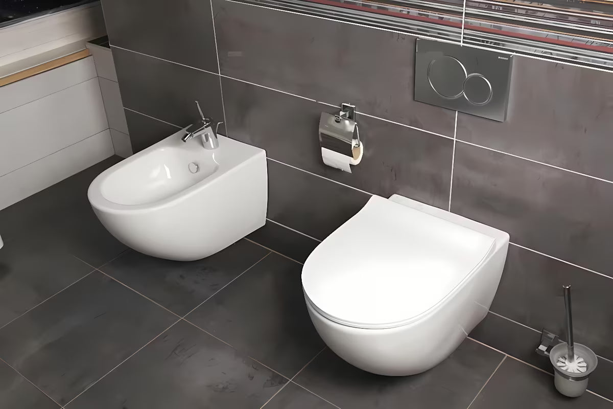 Białe miska WC wisząca vitra Shift bez układu spłukującego z ukrytym mocowaniem i zaokrąglonym kształtem.