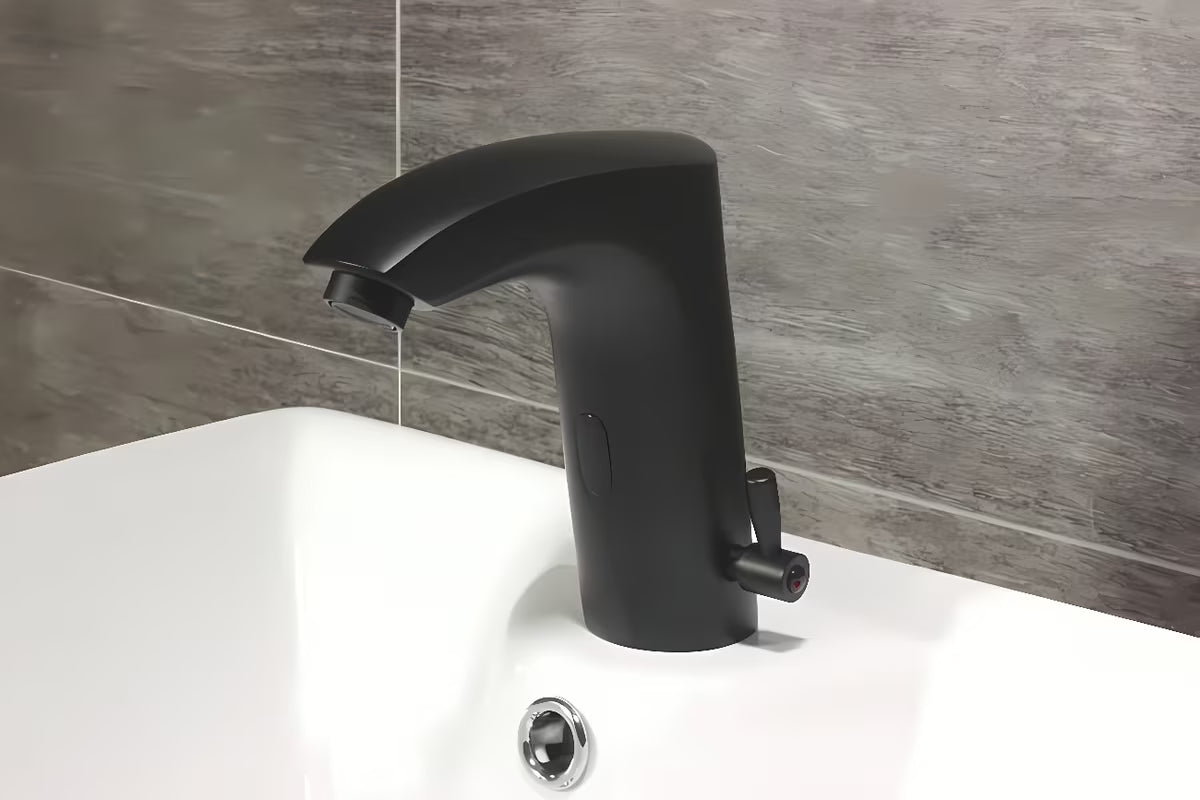 Czarna bezdotykowa bateria umywalkowa Weltservis Donner AutoFlow 02 z czujnikiem podczerwieni i dźwignią pro do regulacji temperatury.