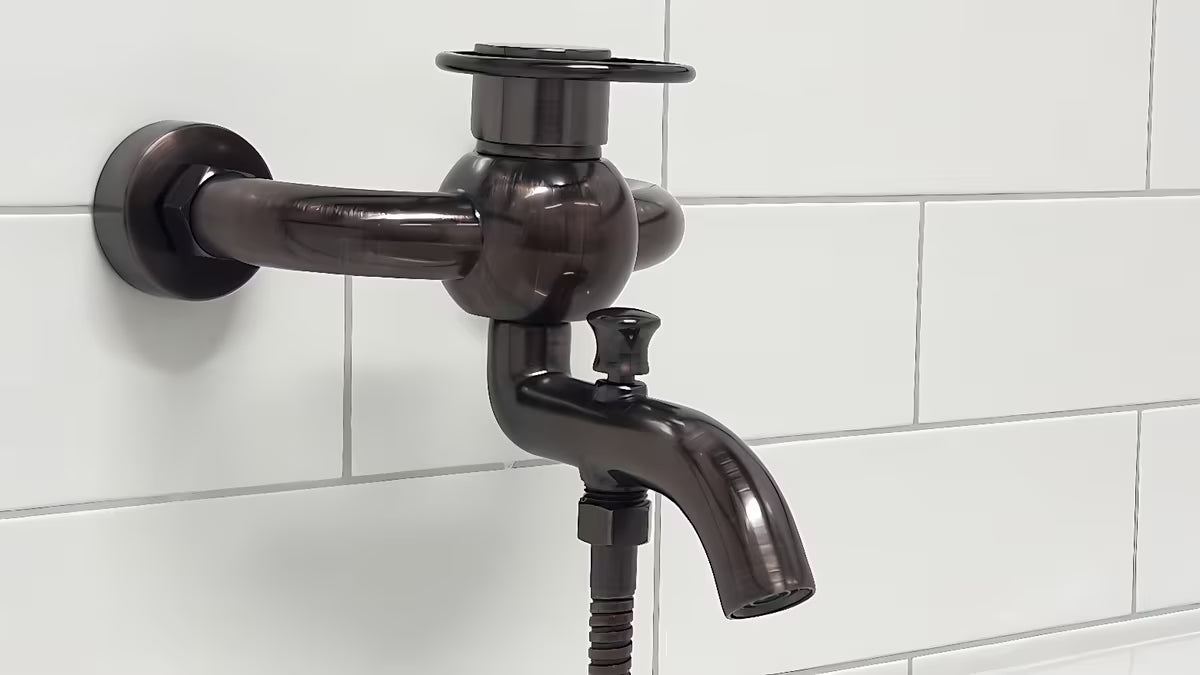 WF Industrial jednouchwytowa ścienna bateria wannowa z zestawem prysznicowym w wykończeniu olejowany brąz dark-metal.