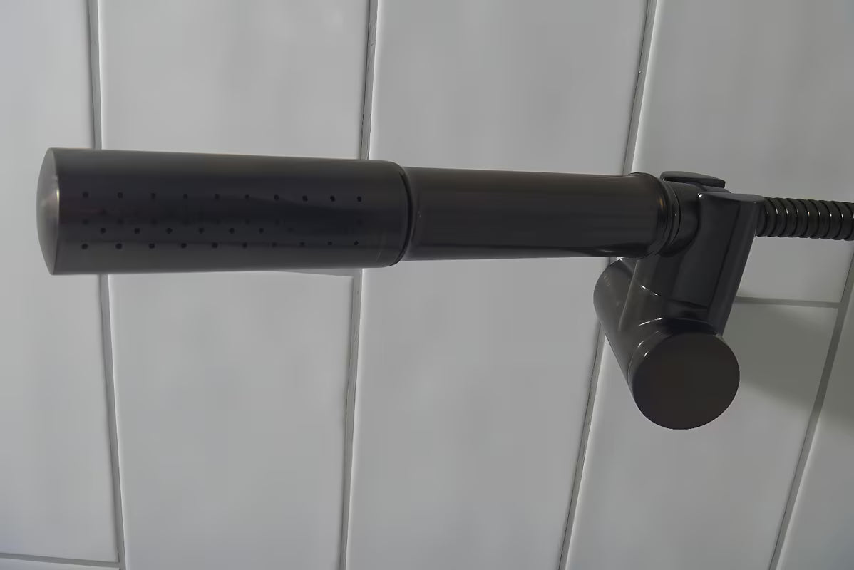 WF Industrial jednouchwytowa ścienna bateria wannowa z zestawem prysznicowym w wykończeniu olejowany brąz dark-metal.