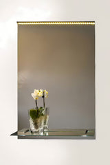 Prostokątne ścienne lustro Amirro Orion 50x70 cm z Oświetleniem led i półką, orientacja pionowa.