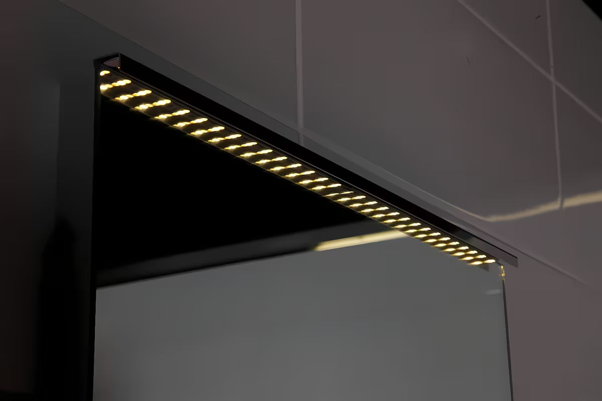 Prostokątne ścienne lustro Amirro Orion 50x70 cm z Oświetleniem led i półką, orientacja pionowa.
