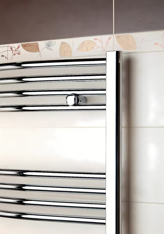 Kombinowany grzejnik łazienkowy grzejnik łazienkowy Anima Marcus 450x1760 mm w wykończeniu chrom z wygiętym profilem.