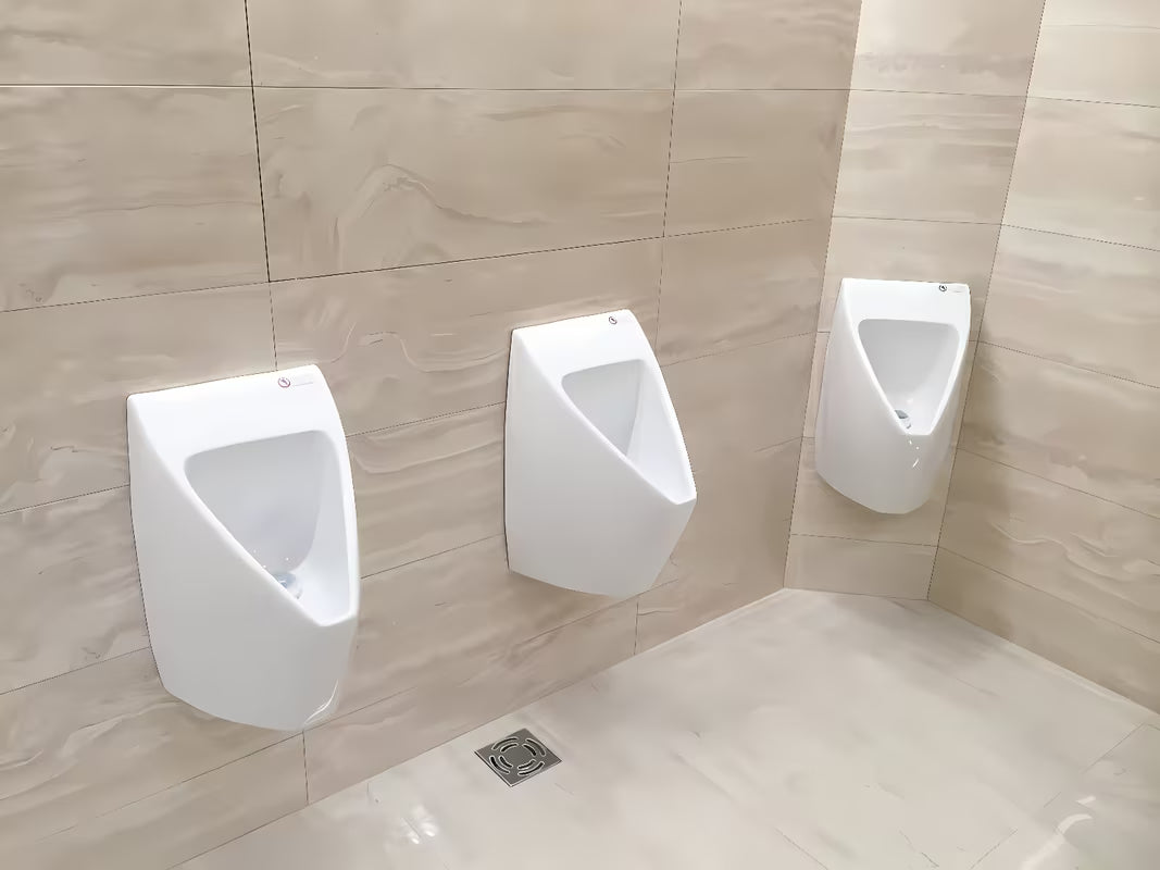 Bezwodny wiszący ceramiczny pisuar ecostep P10 z opatentowanym zaworem pro oszczędność wody i łatwą konserwację.