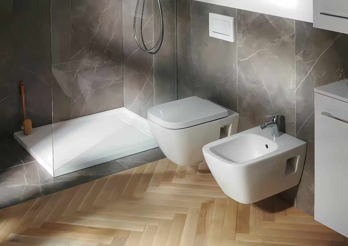 Białe miska WC wisząca Geberit Selnova Square z technologią Rimfree bez układu spłukującego i kwadratowym designem.