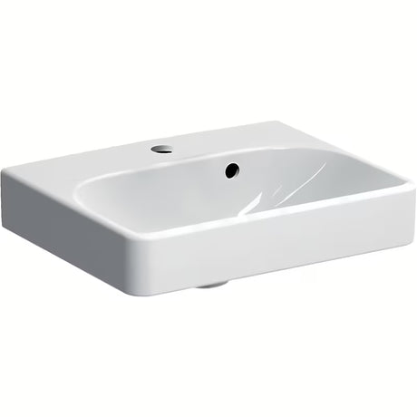 Biała ceramiczna mała umywalka Geberit Smyle Square 45x36 cm z otworem pro na baterię pośrodku.