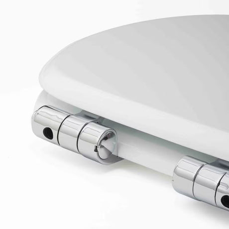 Biała DESKA sedesowa Glacera z MDF z technologią soft Close i mosiężnymi zawiasami